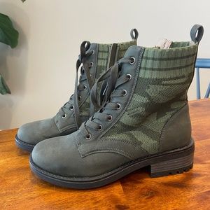 Women Camo Boots Size 6.5 NWOT